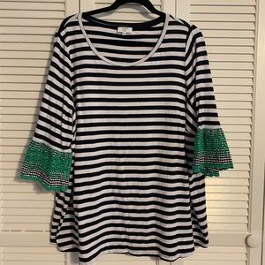 Crown & Ivy Curvy Top